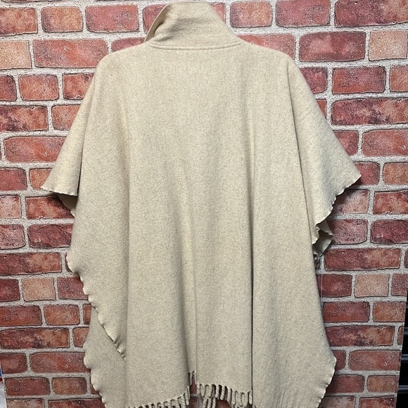 CAPE Poncho, Cream, Wool, One Size, Built in Scarf - Picture 10 of 10
